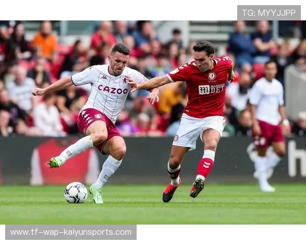 足球战术趋势：高压逼抢成主流防守策略，破解足球高压战术